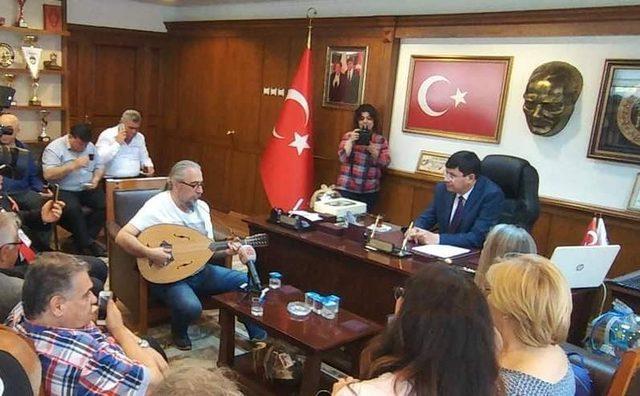 TRT sanatçısından Başkan Özcan’a mini konser