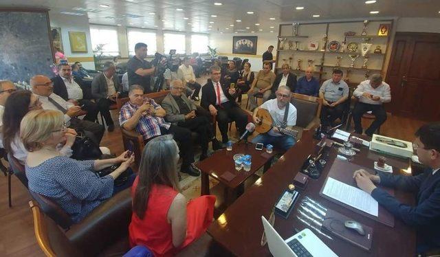 TRT sanatçısından Başkan Özcan’a mini konser