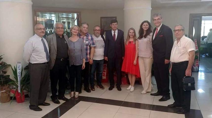 TRT sanat&ccedil;ısından Başkan &Ouml;zcan&rsquo;a mini konser