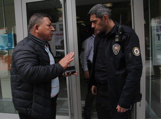 İçinde 35 bin 673 lira olan cüzdanı bulup polise teslim etti