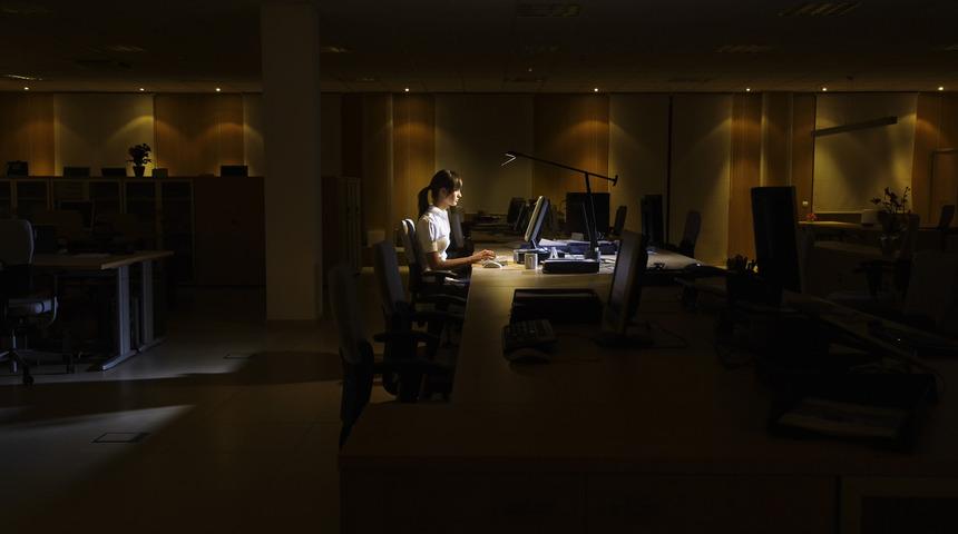 Gece mesaisine kalan kadınlar d&uuml;ş&uuml;k yapıyor