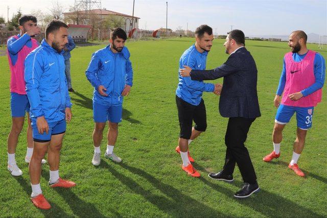 Belediye Başkanı Rasim Arı, Nevşehir Belediyesporlu futbolcuları ziyaret etti