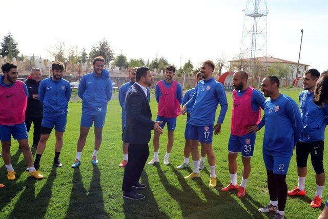 Belediye Başkanı Rasim Arı, Nevşehir Belediyesporlu futbolcuları ziyaret etti