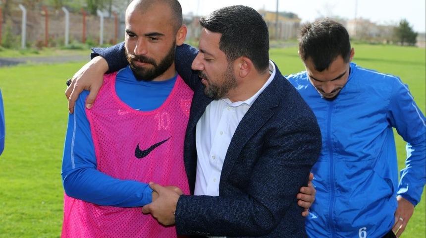 Belediye Başkanı Rasim Arı, Nevşehir Belediyesporlu futbolcuları ziyaret etti