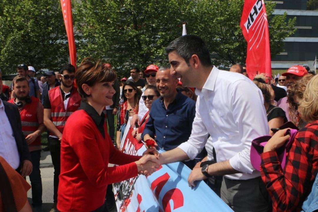 Başkan Y&uuml;ksel 1 Mayıs coşkusunu emek&ccedil;ilerle birlikte yaşadı