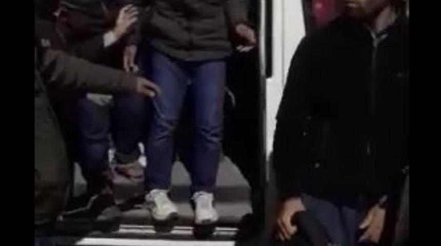 Koltukları s&ouml;k&uuml;len minib&uuml;ste 50 ka&ccedil;ak g&ouml;&ccedil;men yakalandı