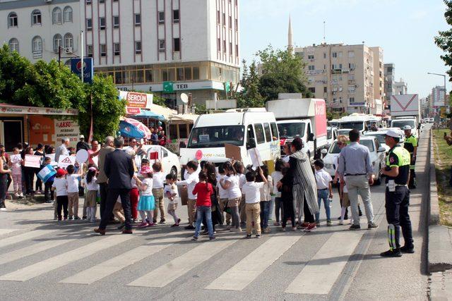 Öğrenciler, yaya önceliğine dikkat çekmek yolu kapattı