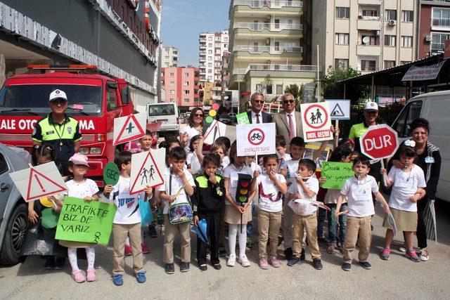 Öğrenciler, yaya önceliğine dikkat çekmek yolu kapattı