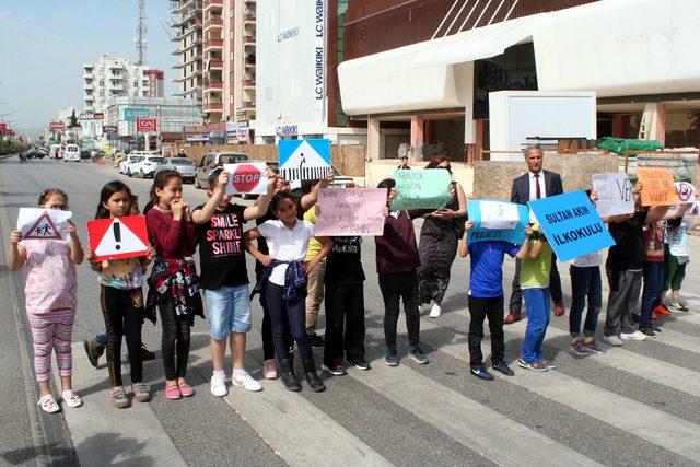 Öğrenciler, yaya önceliğine dikkat çekmek yolu kapattı