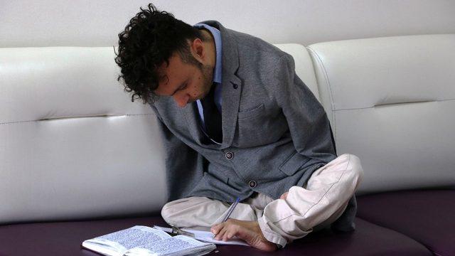 (Özel) Bedensel engelli milli yüzücü, ayağıyla yazdığı kitabı için destek istedi