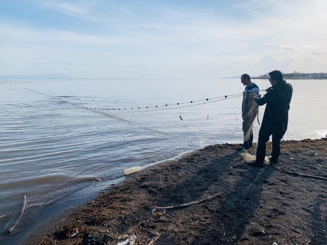 Van G&ouml;l&uuml;&rsquo;ndeki ağı &ccedil;eke &ccedil;eke bitiremediler