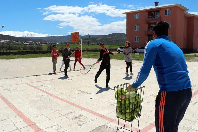 Bingöllü öğrencilerin hedefi, kort tenisinde Türkiye şampiyonluğu