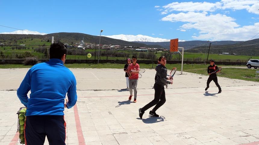 Bing&ouml;ll&uuml; &ouml;ğrencilerin hedefi, kort tenisinde T&uuml;rkiye şampiyonluğu