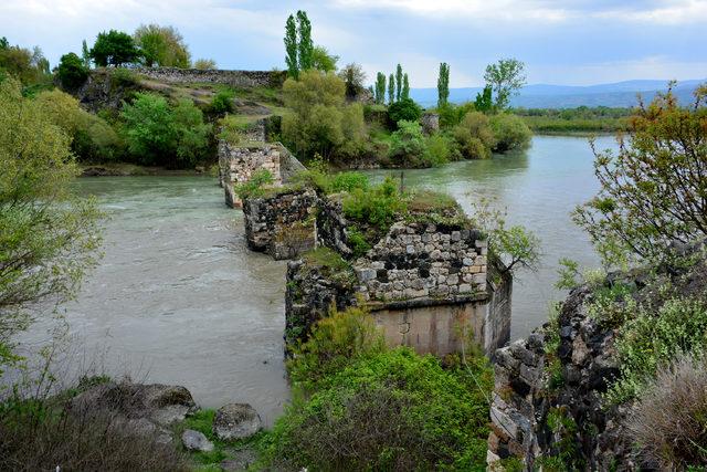 Tarihi Boğazkesen Köprüsü restore edilmezse yok olacak