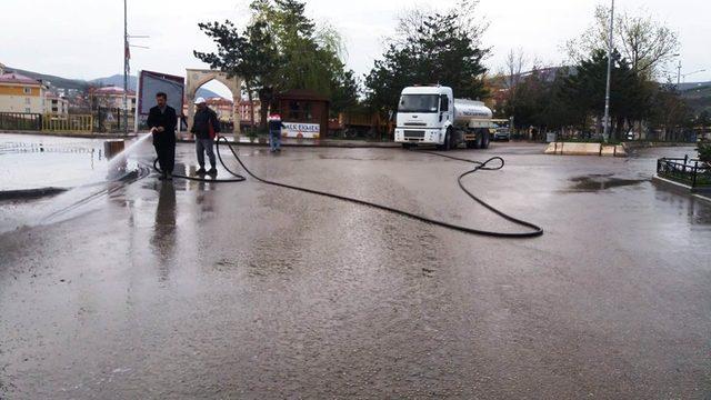 Bayburt Belediyesi ekipleri cadde ve kaldırımları yıkadı