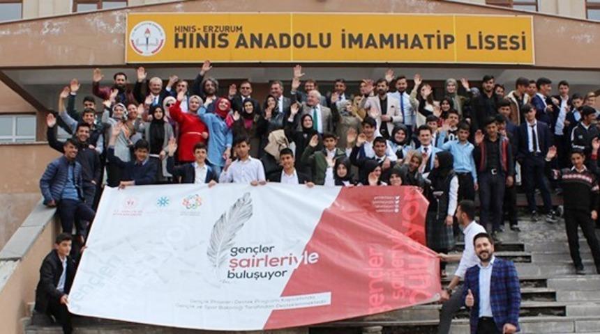 TYB Erzurum Şubesi Hınıs&rsquo;ta şairleri gen&ccedil;lerle buluşturdu