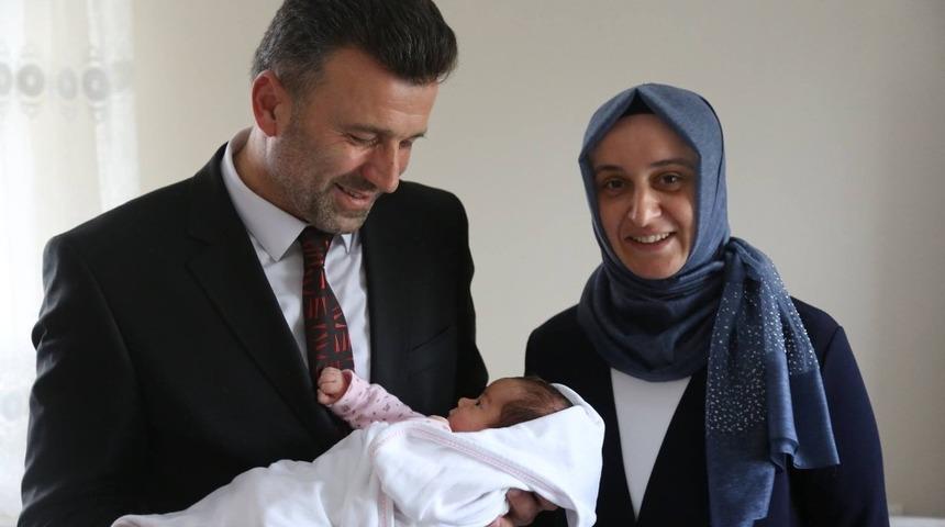 Başkan &Ouml;zen, bebek heyecanı yaşayan ailelerin mutluluğuna ortak oluyor