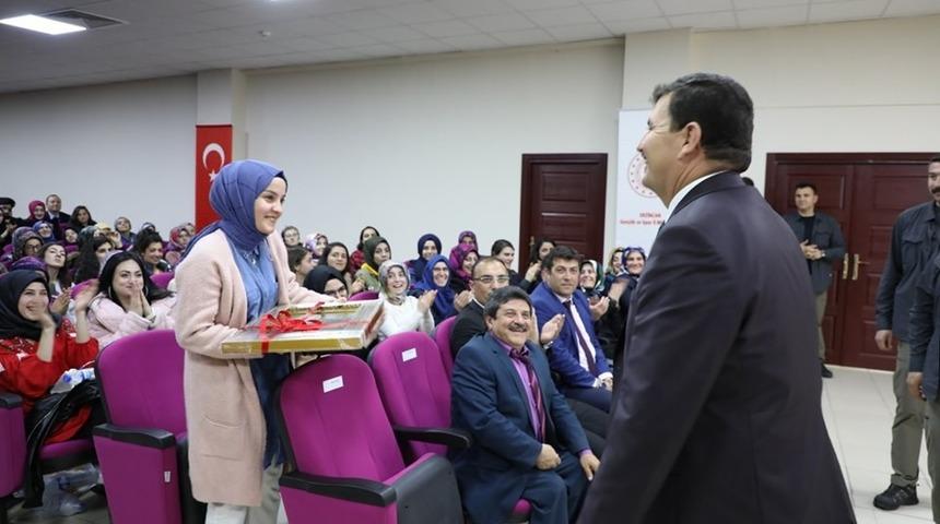 Vali Arslantaş, &ouml;ğrencilerle bilgi ve tecr&uuml;be paylaşımında bulundu