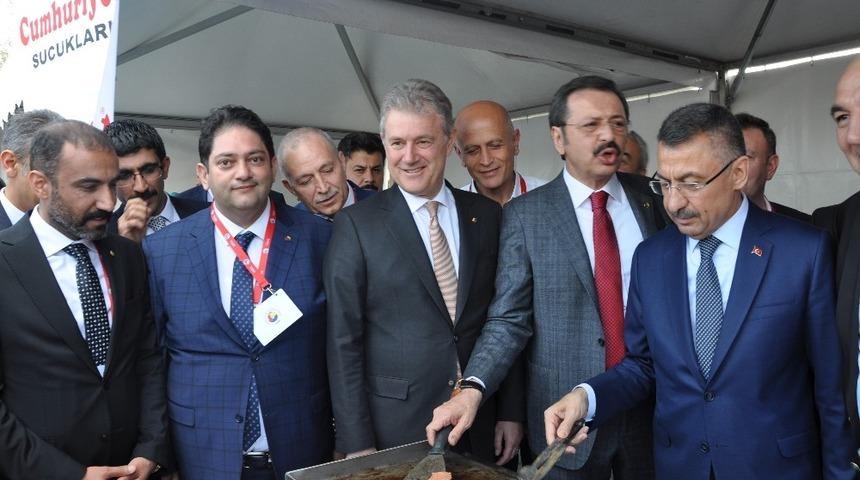 Cumhurbaşkanı Yardımcısı Fuat Oktay, Erzurum standını ziyaret etti