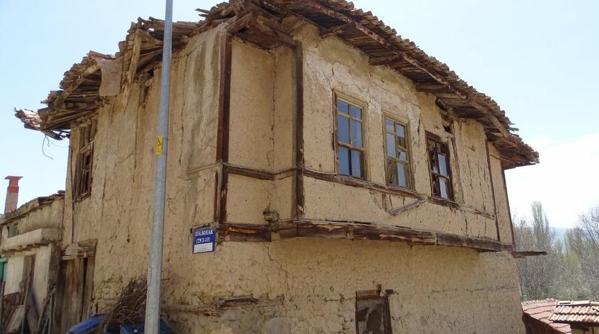 Hisarcık&rsquo;ta yıkılmak &uuml;zere olan tarihi binalar tehlike oluşturuyor