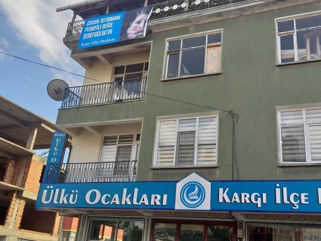 Ülkü Ocakları’ndan çocuk istismarına pankartlı tepki