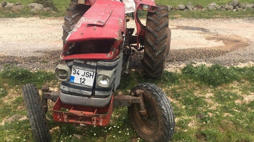 Devrilen trakt&ouml;r&uuml;n s&uuml;r&uuml;c&uuml;s&uuml; &ouml;ld&uuml;