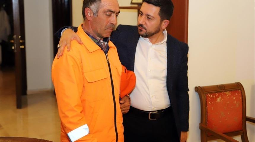 Yolda bulduğu i&ccedil;erisi para dolu c&uuml;zdanı sahibine teslim etti