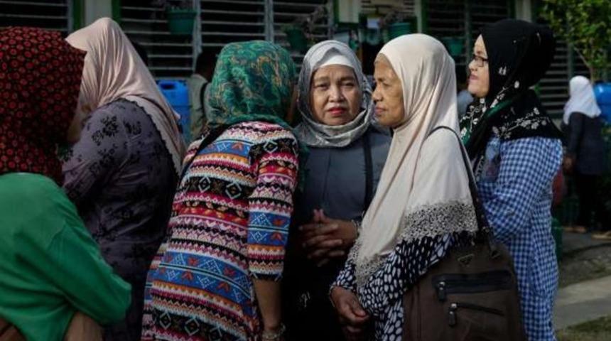 Tüm bir kasabada dedikodu yasaklandı!