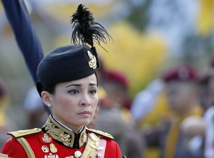 Tayland KralÄ± Maha Vajiralongkorn, kiÅisel gÃ¼venliÄinden sorumlu Orgeneral Suthida Vajiralongkorn Na Ayudhya ile evlendiÄini duyurdu. ile ilgili gÃ¶rsel sonucu