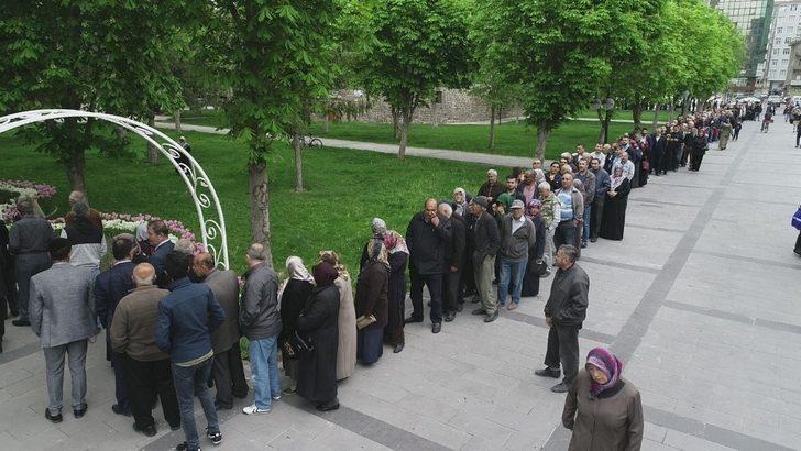 Kuyruğun sonu gelmedi! Bakın bu kez ne için sıraya girdiler G1