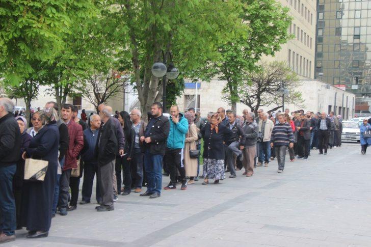Kuyruğun sonu gelmedi! Bakın bu kez ne için sıraya girdiler G5