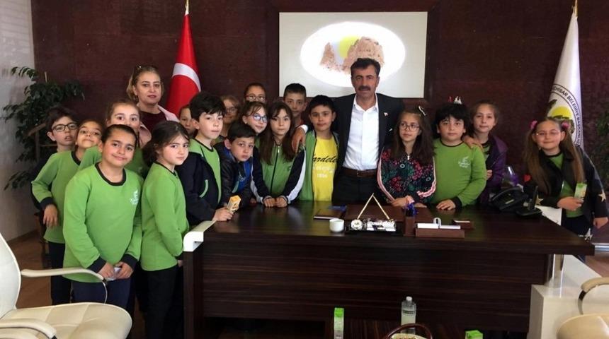 Kardelen Koleji &ouml;ğrencileri Belediye Başkanı S&uuml;sl&uuml;&rsquo;y&uuml; ziyaret etti