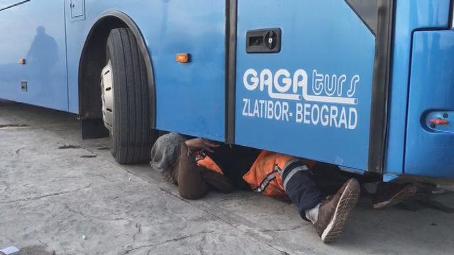 Tur otobüsünün altındaki boşluğa saklanan kişi yurt dışına kaçmak istedi