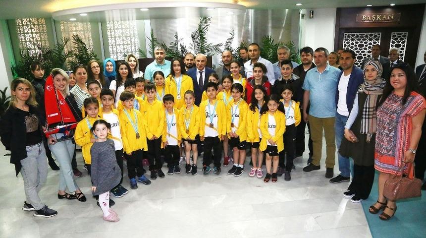 Minik şampiyonlar Başkan Altınok&rsquo;u ziyaret etti