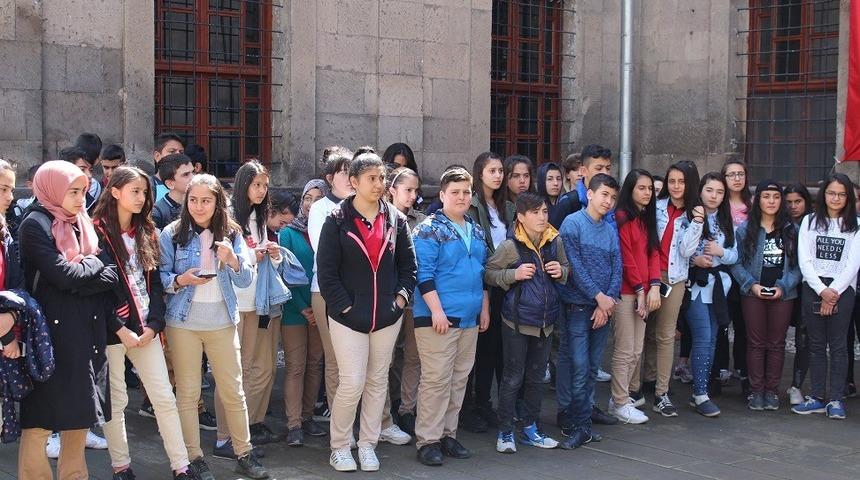 B&uuml;y&uuml;kkılı&ccedil;&rsquo;ın 23 Nisan hediyesinde 33 bin kişi hayvanat bah&ccedil;esini ziyaret etti