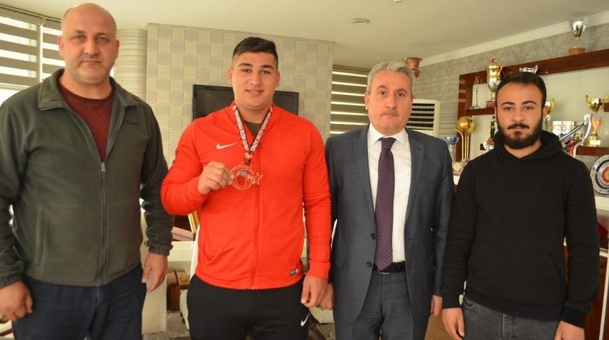 Halterde bronz madalya Kayabaş&rsquo;ın
