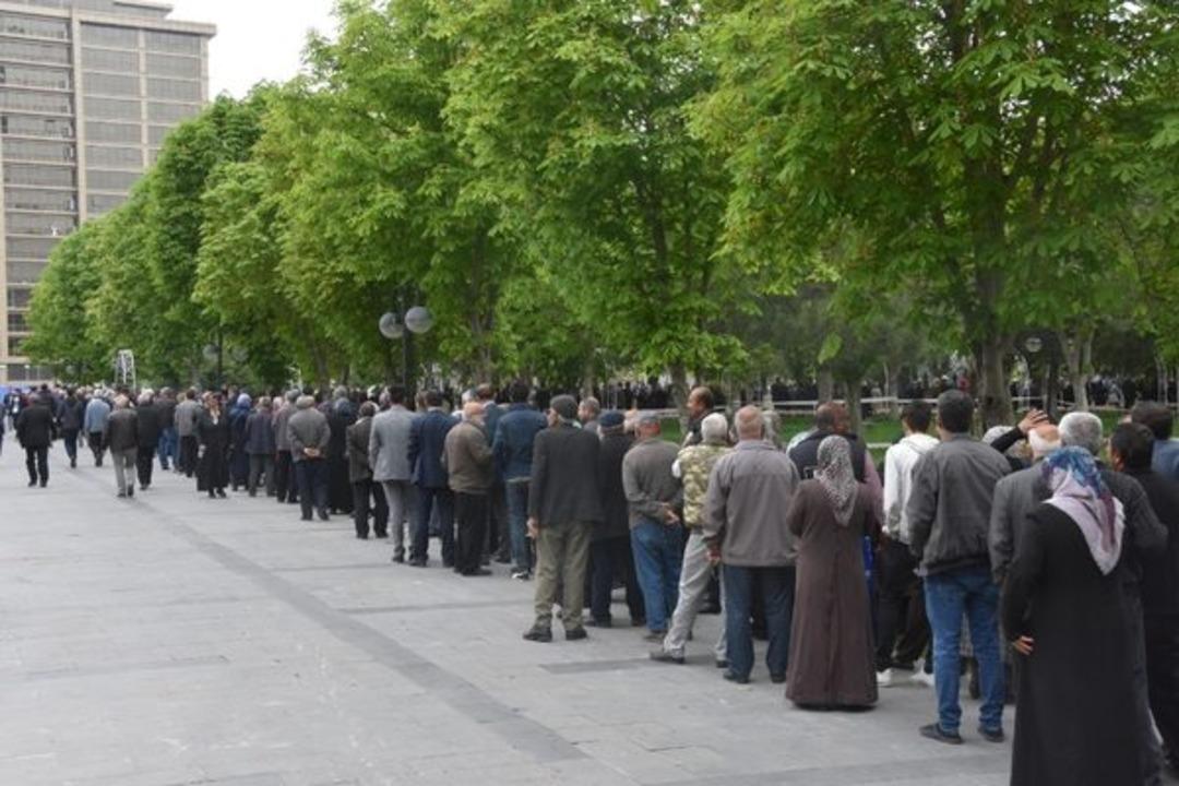 Kuyruğun sonu gelmedi! Bakın bu kez ne i&ccedil;in sıraya girdiler