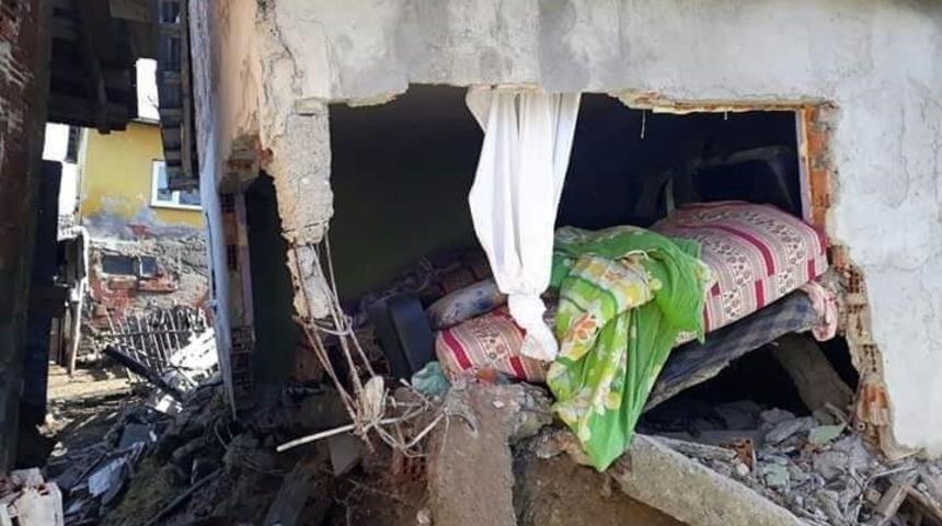 Sinop’ta iki katlı ev yıkıldı, 25 koyun telef oldu