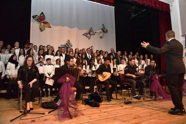 10 dilde 100 öğrenci konser verdi
