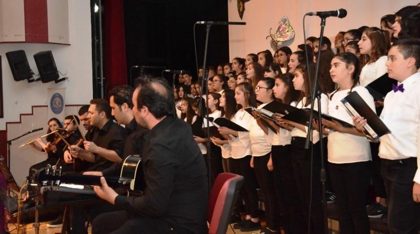 10 dilde 100 öğrenci konser verdi