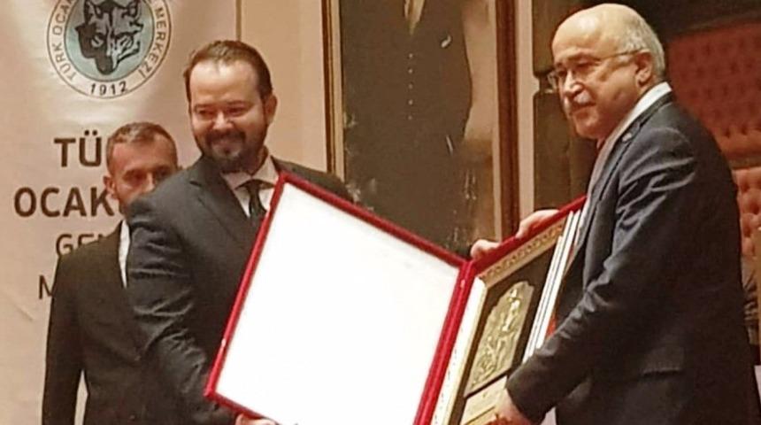 Öğretim üyesi Özcan’a ’İlim ve Teşvik Armağanı’ ödülü