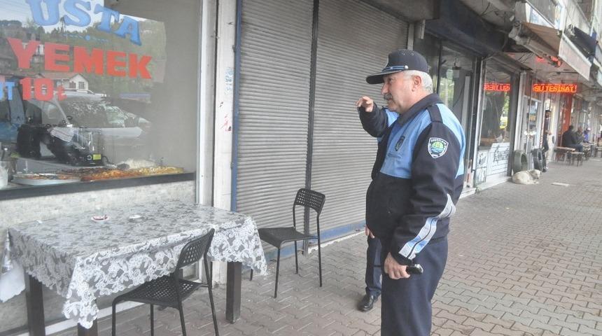 Zabıta ekipleri kaldırım işgaline g&ouml;z a&ccedil;tırmıyolar