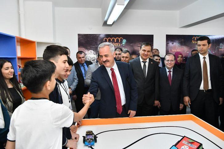 Teknoloji çağı öğrencilerine robotik sınıf açılışı G2