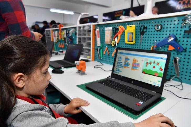 Teknoloji çağı öğrencilerine robotik sınıf açılışı G3