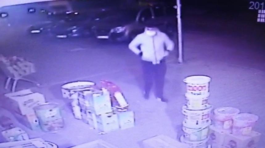 Y&uuml;z&uuml;ne hasta maskesi taktı, 5 bin TL &ccedil;aldı