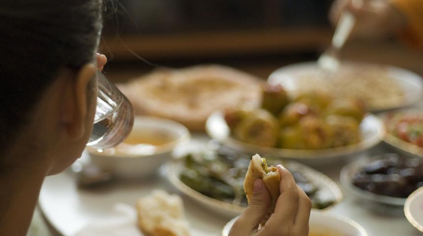 Diyetisyenler uyarıyor: İftar ve sahur arası 10 bardak su için 