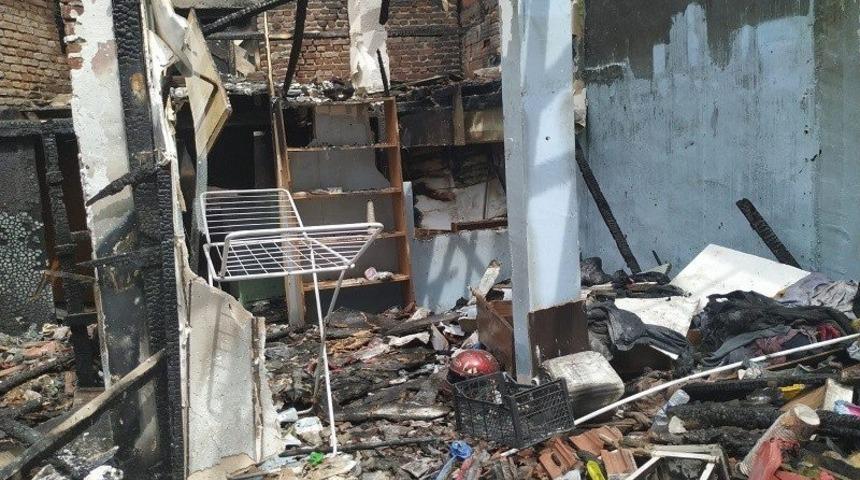 Bilecik&rsquo;teki yangında ahşap d&uuml;kk&acirc;n k&uuml;l oldu