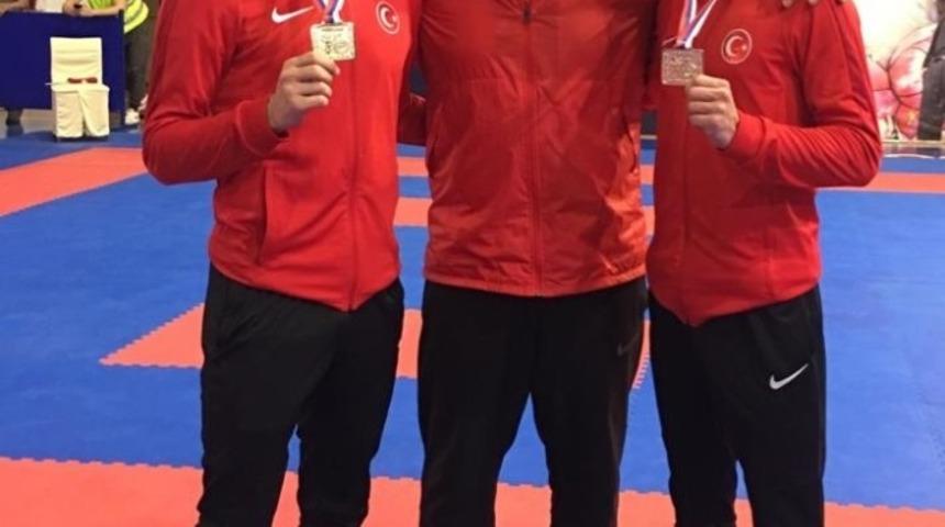 Kağıtsporlu karateciler balkanlardan 2 altın madalya ile d&ouml;nd&uuml;