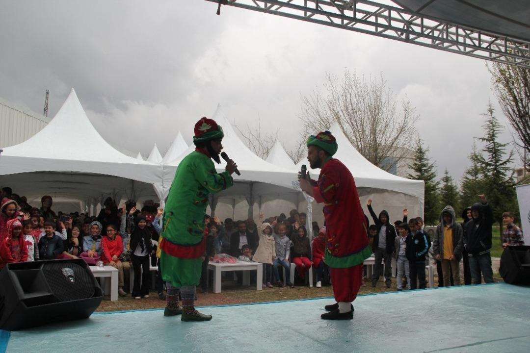 Bing&ouml;l&rsquo;de yetimler şenlikte buluştu