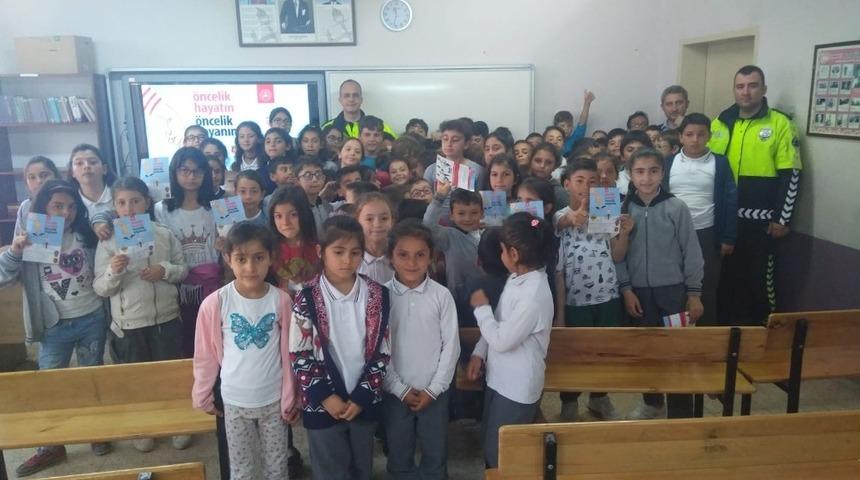 Lapseki&rsquo;de &ouml;ğrencilere yaya &ouml;ncelikli trafik eğitimi veriliyor